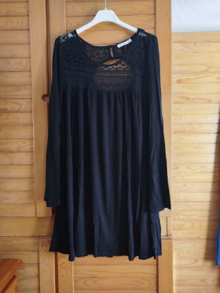 Vestido negro con detalles de encaje