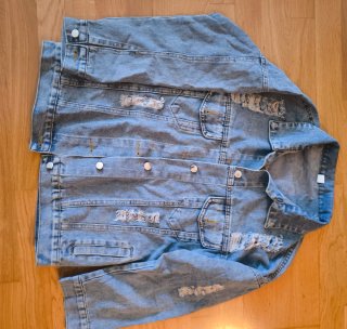 Chaqueta vaquera con rotos