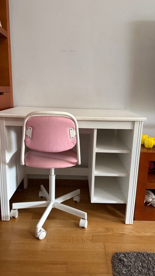 Mesa de estudio blanca y silla con ruedas