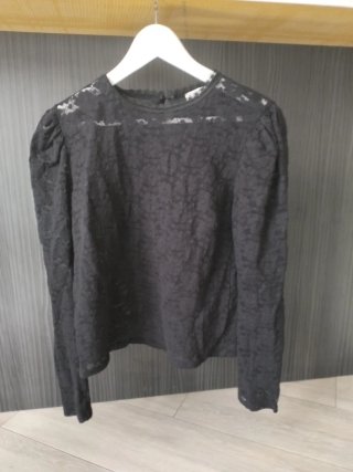 Camiseta de encaje negra.corta