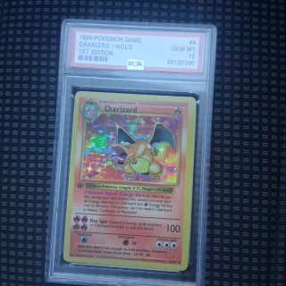 Carta Pokémon Charizard 1st Edition PSA 10
