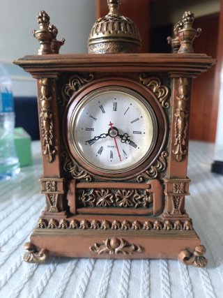 Reloj de sobremesa estilo clásico