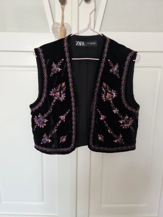 Chaleco Bordado Zara Negro.