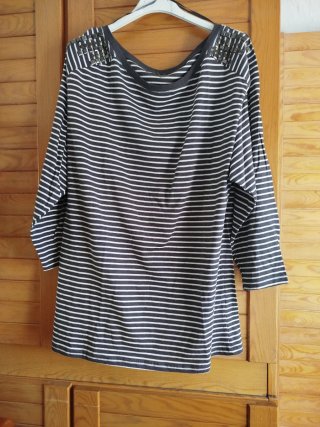Camiseta de rayas con detalles en hombros