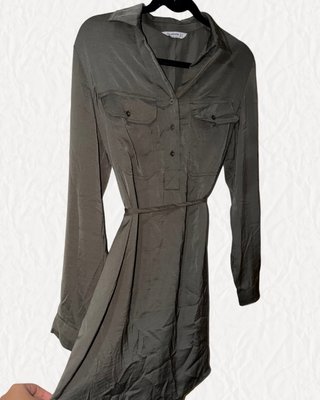 Vestido camisero Stradivarius verde oliva