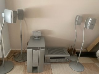 Equipo de música Sony con altavoces sin usar