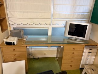 Escritorio de Madera con Superficie de Cristal