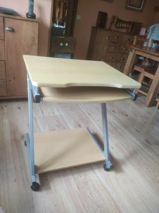 Mesa para ordenador con ruedas