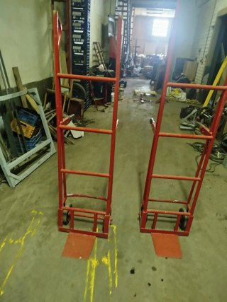 2 Carretillas de Carga Rojas