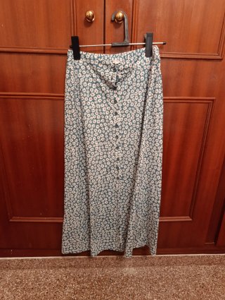 Falda midi estampada con botones
