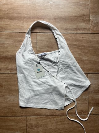 Top noon blanco con etiqueta halter