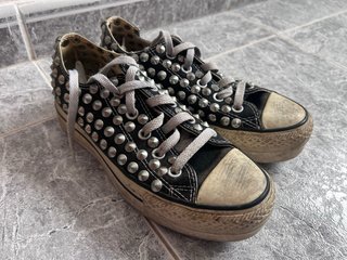Zapatillas Converse Personalizadas con Tachuelas