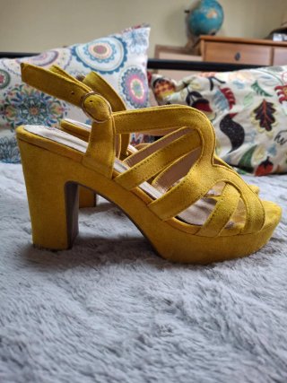Sandalias de Tacón en mostaza