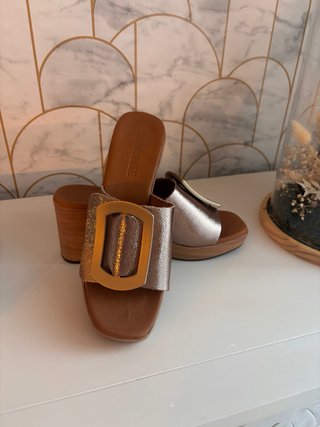 Sandalias de tacón con hebilla