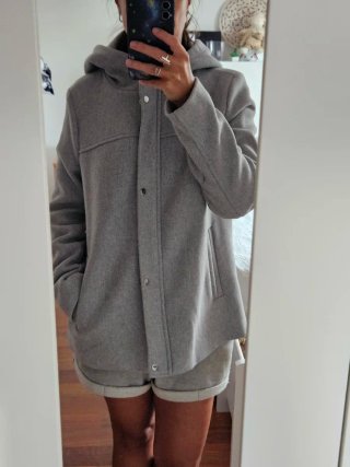 Abrigo de paño con capucha gris
