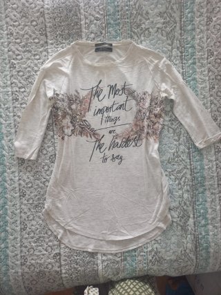 Camiseta Bershka beige con estampado