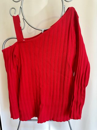 Camiseta roja de hombro descubierto