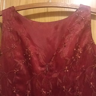 Vestido de invitada rojo con bordados