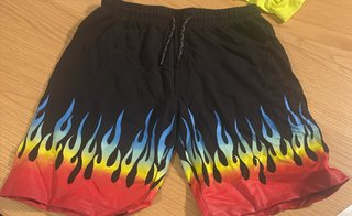 Pantalones cortos con estampado de llamas