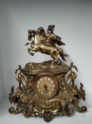 Reloj de Sobremesa Dorado con Figura