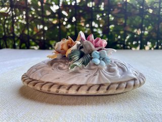 Coperchio in Ceramica Capodimonte con Fiori