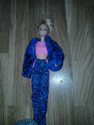 Muñeca Barbie con conjunto de leopardo