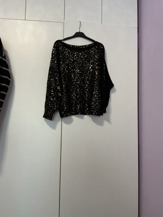 Jersey negro con detalles brillantes