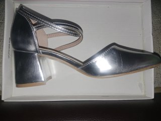 Zapatos de tacón plateados