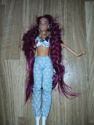 Muñeca Barbie con pelo largo morado