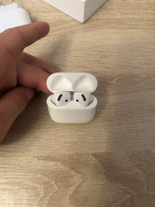 Cascos con estuche de carga
