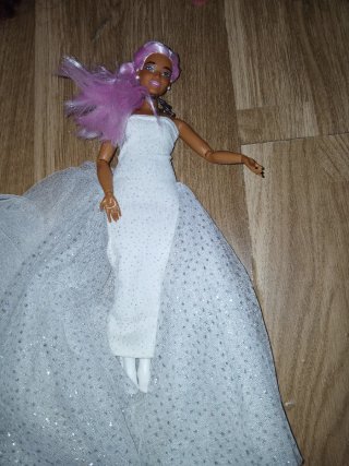 Muñeca Barbie con vestido blanco