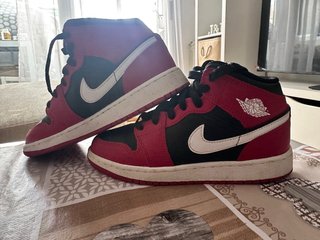 Zapatillas Jordan Rojas y Negras