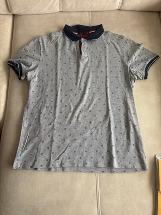Polo Gris con Estampado de Anclas