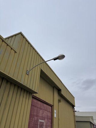 Farola de pared metálica