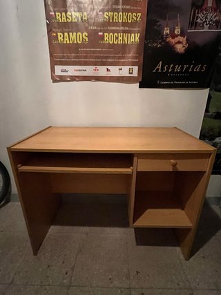 Escritorio de madera con cajón y balda teclado.