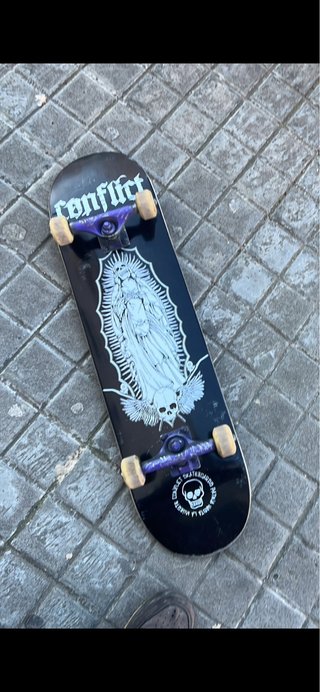 Skate Conflict con diseño gráfico