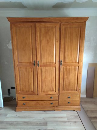Armario de madera maciza de Tres Puertas