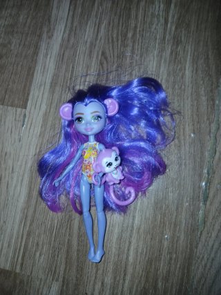 Muñeca con pelo morado y mascota
