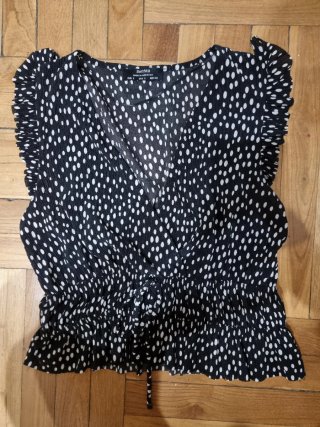 Blusa lunares manga volantes | Talla S | Bershka