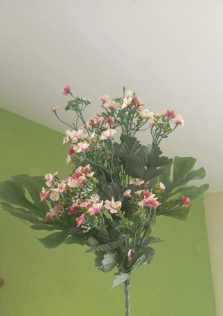 Ramo de Flores Artificiales y Hojas Tropicales