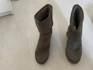 Botas UGG Grises Talla 41