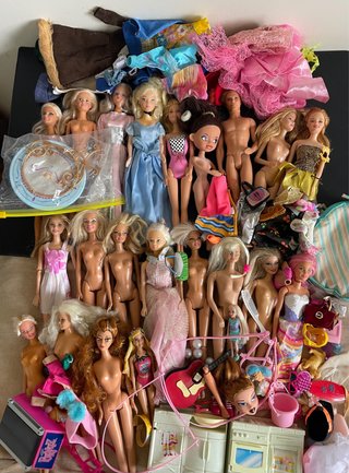 Conjunto di bambole Barbie e accessori vari