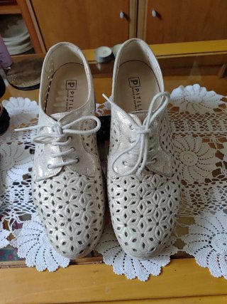 Zapatos Blucher Pitillos Calados Dorados