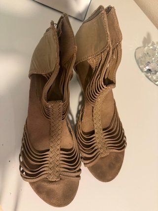 Sandalias con cuña beige. Talla 36