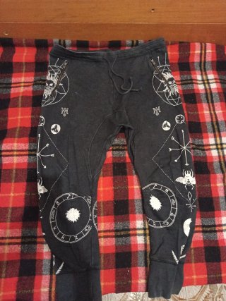 Pantalón Negro con Estampado de Símbolos