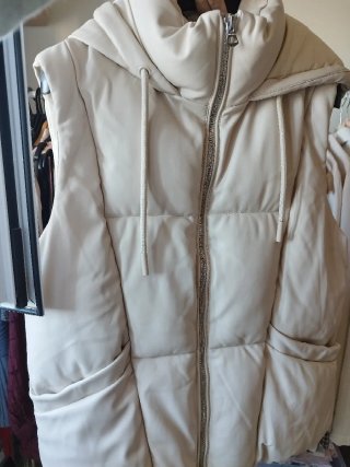 Chaleco acolchado beige con capucha