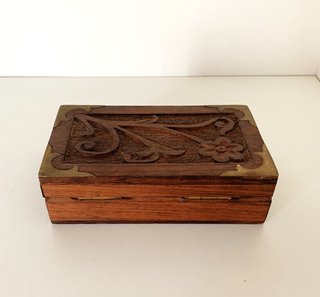 Caja vintage de madera tallada y latón