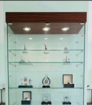 2 Vitrina de Cristal con Estructura de Madera