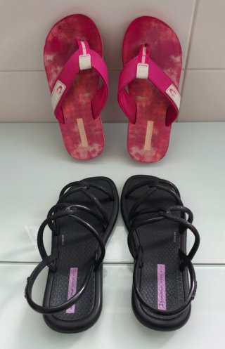Lote de 2 pares de chanclas para niña