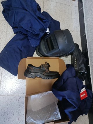 Ropa de trabajo, casco y calzado de seguridad